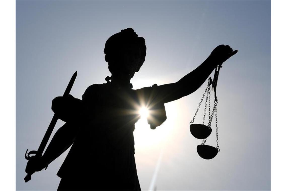 Erneut lebenslange Haft für Mord an Ehefrau in Löwenstein Statue der Justitia mit einer Waage und einem Schwert in der Hand. Foto: Arne Dedert/dpa/Symbolbild