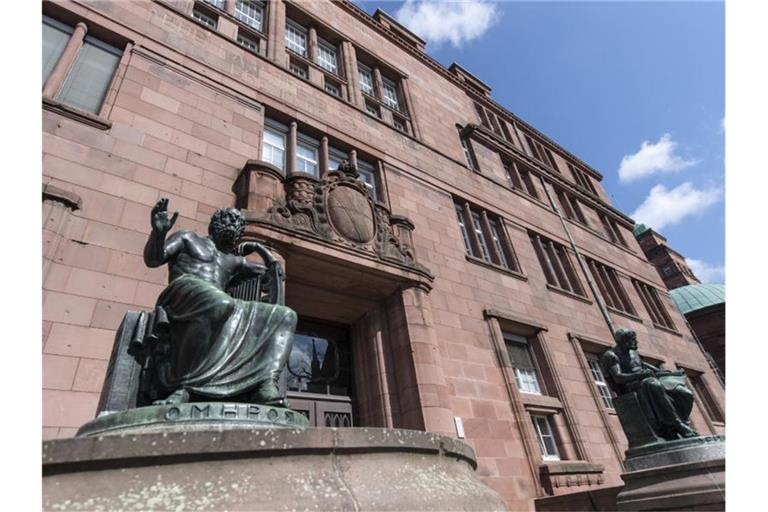 Statuen von Homer und Aristoteles stehen vor einem Gebäude der Universität Freiburg. Foto: Patrick Seeger/dpa/Archivbild