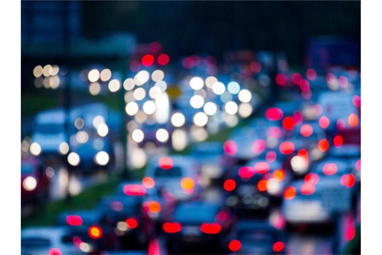 Stau auf einer Autobahn. Foto: Rolf Vennenbernd/dpa/Symbolbild