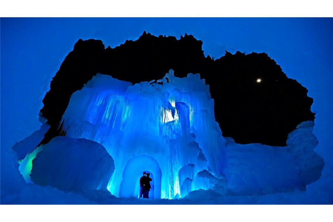 Staunen in der Eishöhle.