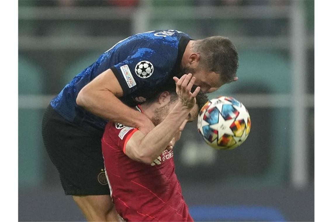 Liverpool auf Viertelfinal-Kurs: Sieg bei Inter Mailand Stefan de Vrij (l) von Inter Mailand kämpft gegen Diogo Jota vom FC Liverpool um den Ball. Foto: Antonio Calanni/AP/dpa