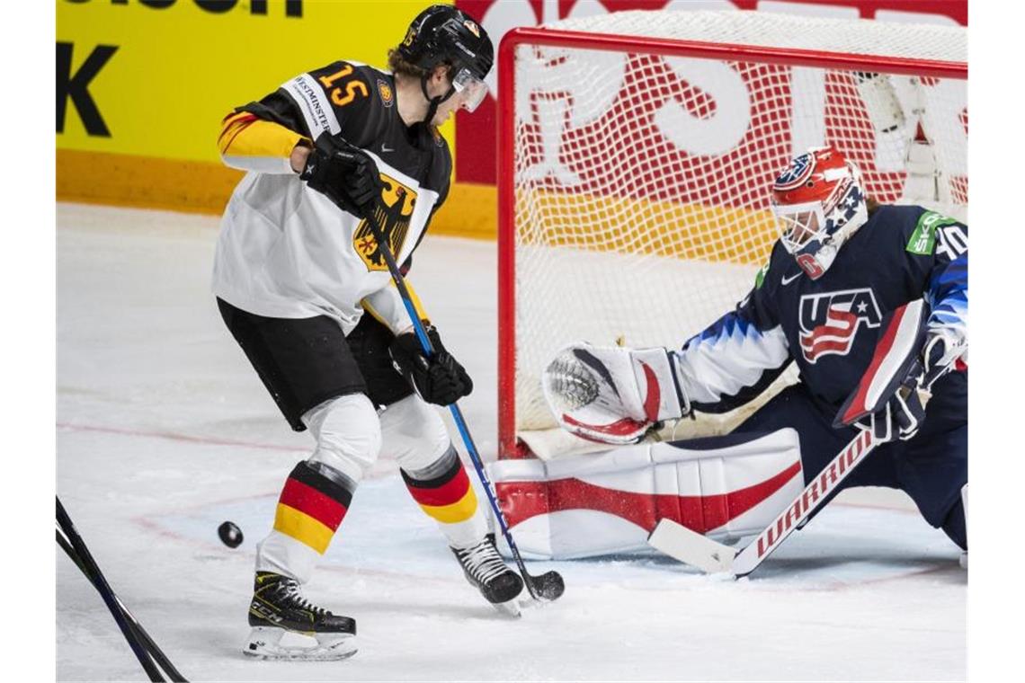 Stefan Loibl (l) bei der Eishockey-WM gegen US-Torwart Cal Petersen. Foto: Jaroslav Nov·k/TASR/dpa/Archivbild