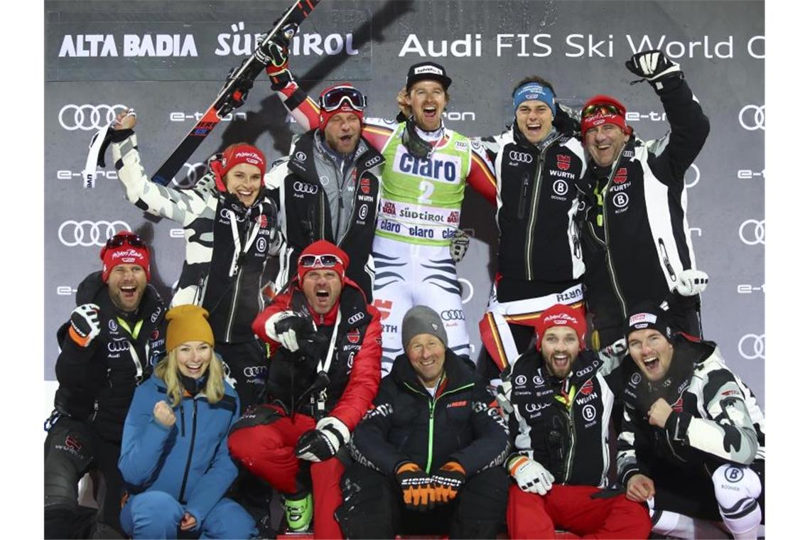 Luitz nach Erfolg in Alta Badia: „Tut unglaublich gut“ Stefan Luitz (o.M.) feiert mit dem deutschen Team seinen zweiten Platz. Foto: Alessandro Trovati/AP/dpa