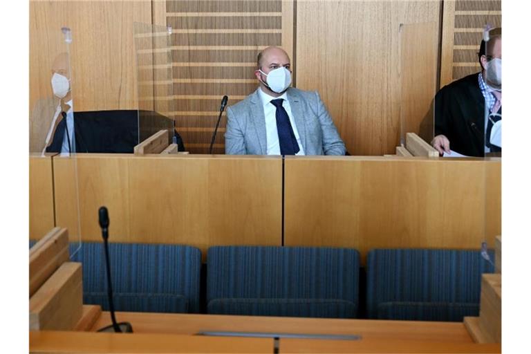 Stefan Räpple (l), ehemaliger AfD-Landtagsabgeordneten in Baden-Württemberg beim Prozess. Foto: Arne Dedert/dpa