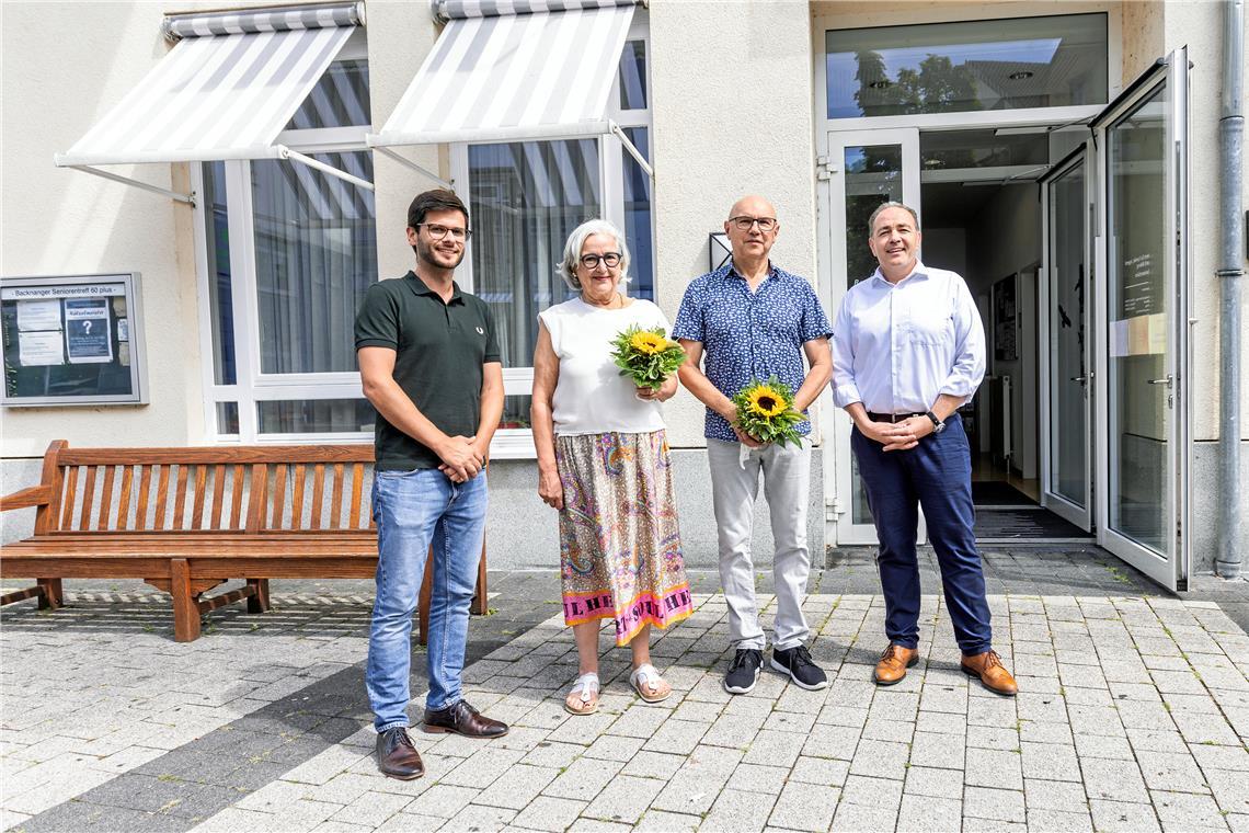 Stefan Setzer (rechts), Erster Bürgermeister der Stadt Backnang, und Jonathan Seifert (links), Leiter des Amts für Familie, Jugend und Bildung, beglückwünschen Dorothee Winter und Wolfgang Nobis zur Wahl. Foto: Dietmar van der Linden