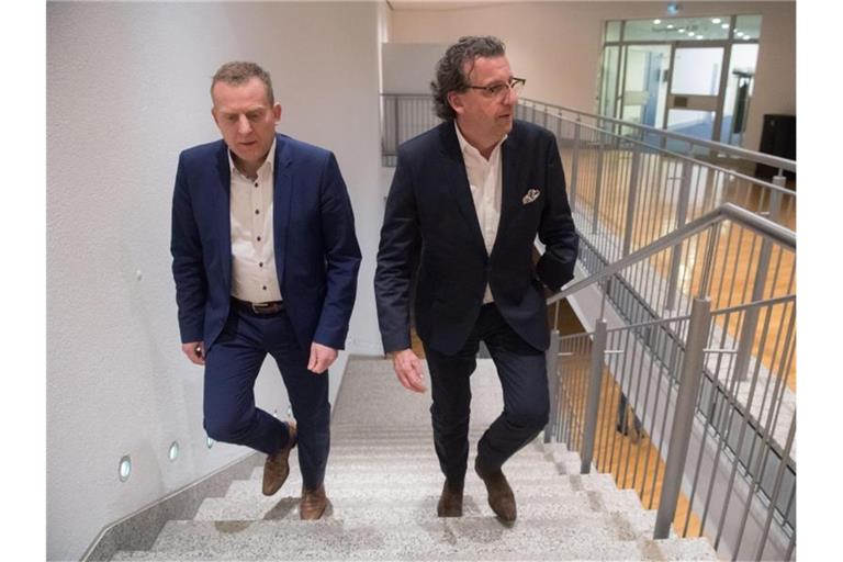 Stefan Wolf (r) und Roman Zitzelsberger gehen eine Treppe hinauf. Foto: Marijan Murat/dpa/Archivbild