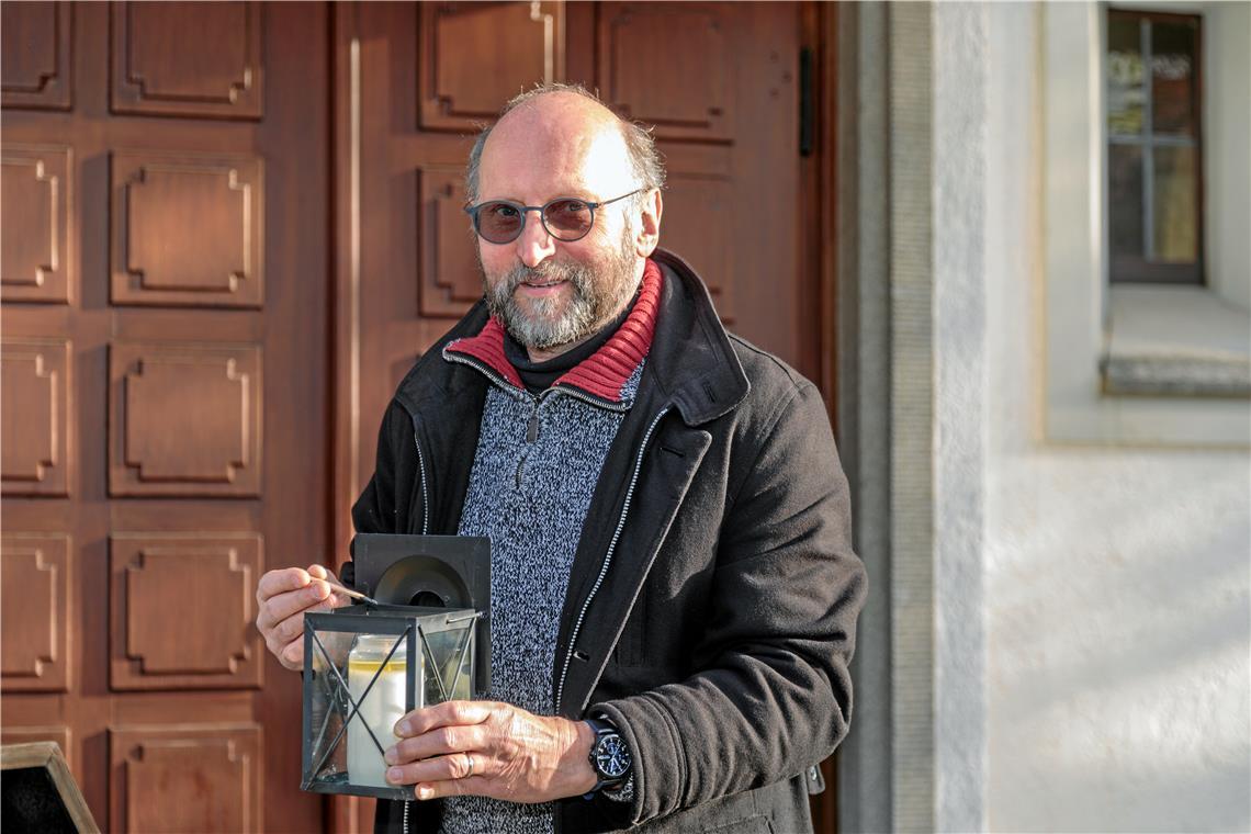 Steffen Kaltenbach holt sich an der Fornsbacher Kirche ein Friedenslicht. Fotos: Stefan Bossow