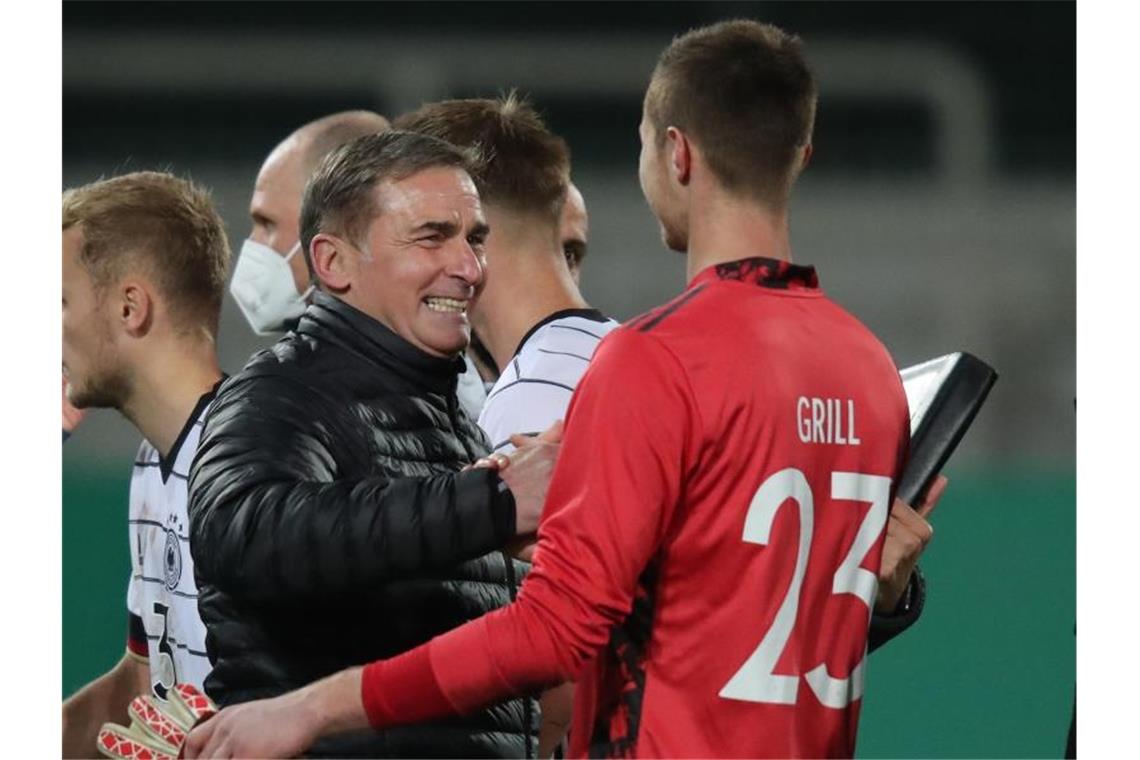 Stehen mit Deutschlands U21 kurz vor dem EM-Ticket: Trainer Stefan Kuntz (l) und Torwart Lennart Grill.. Foto: Daniel Karmann/dpa