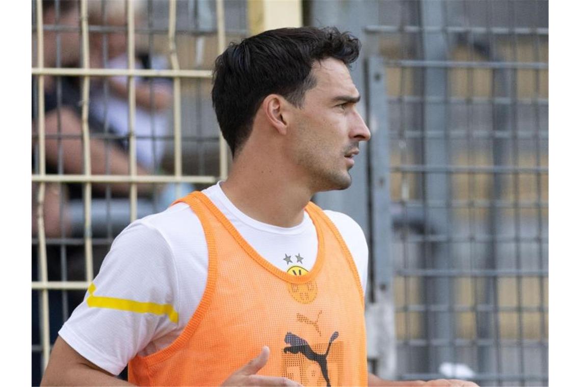 BVB erstmals seit Mai wieder mit Hummels in der Startelf Steht gegen Besiktas in der BVB-Startelf: Dortmunds Abwehrspieler Mats Hummels macht sich warm. Foto: Philipp von Ditfurth/dpa