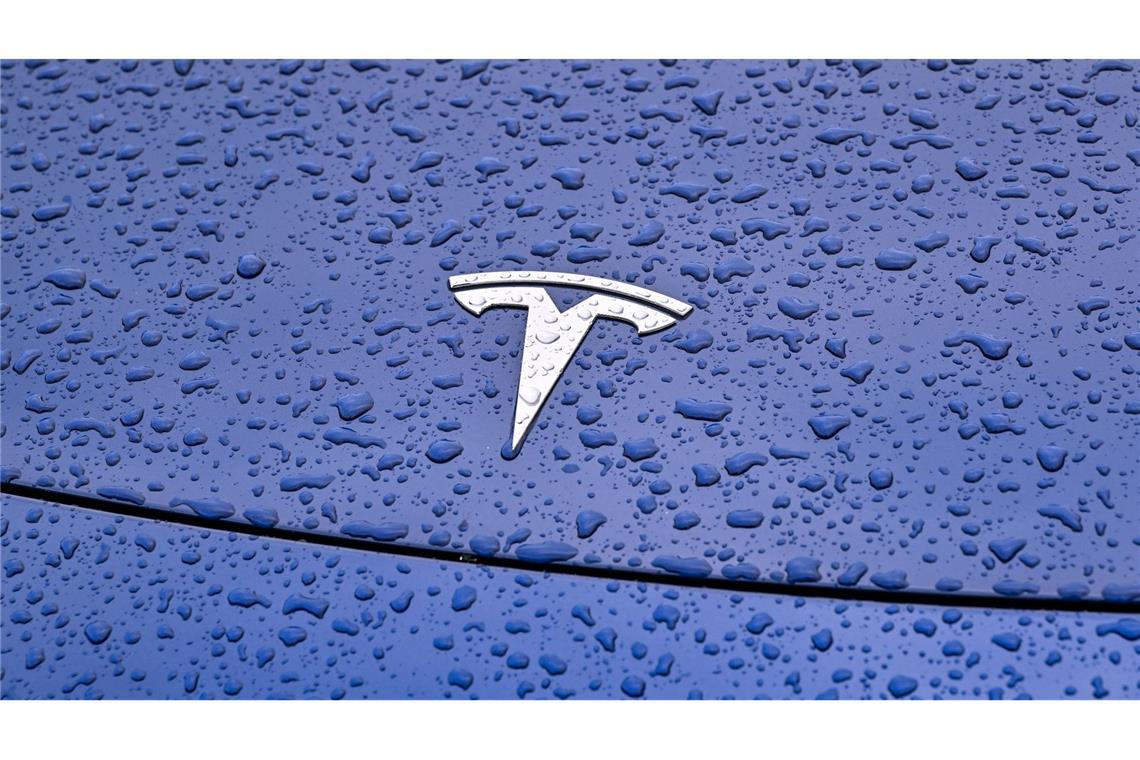 Steht Tesla im Regen? Der US-Hersteller will mehr als zehn Prozent seiner Stellen weltweit abbauen.