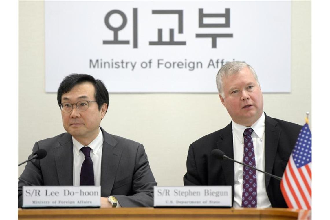Nordkorea spricht nach neuem Raketentest von Angriffsübung Stephen Biegun, US-Sonderbeauftragter für Nordkorea und Lee Do-hoon, Sonderbeauftragter für Frieden und Sicherheit in Südkorea, sprechen während ihres Treffens im Außenministerium. Es wird vermutet, dass er mit der südkoreanischen Regierung neben dem weiteren Vorgehen im Atomstreit auch über Nahrungshilfen für Nordkorea spricht. Foto: Jung Yeon-Je/AFP Pool/AP
