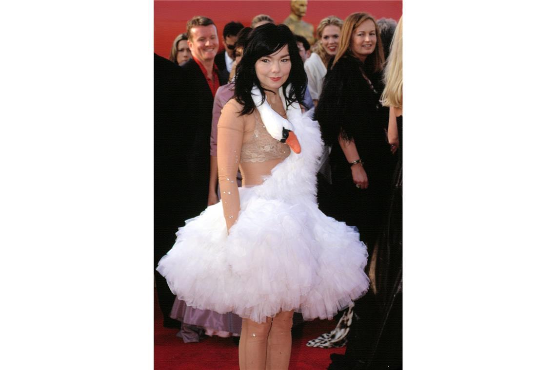 Sterbender Schwan auf dem roten Teppich: Die Sängerin Björk trug bei den Academy Awards 2001 ein Kleid, das an Seltsamkeit nicht zu überbieten sein dürfte. Das Schwanenkleid schaffte es später sogar ins Metropolitan Museum of Art in New York.