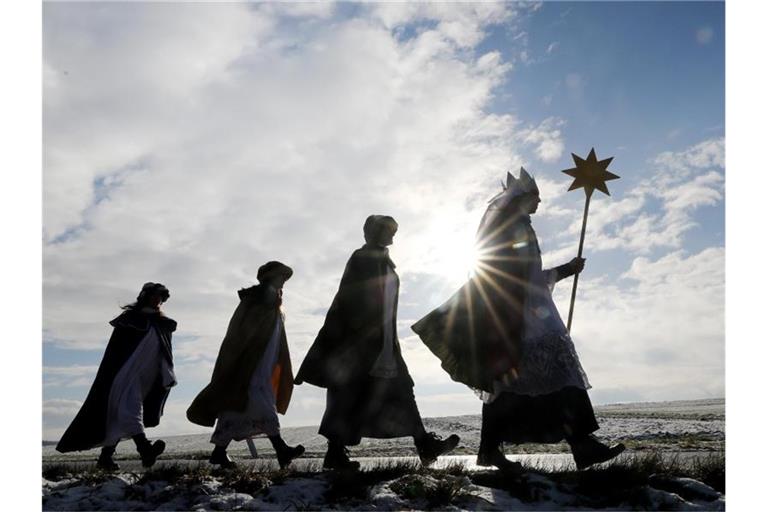 Sternsinger sind auf dem Weg in einen Nachbarort, um dort Spenden zu sammeln. Foto: Thomas Warnack/dpa/Archivbild