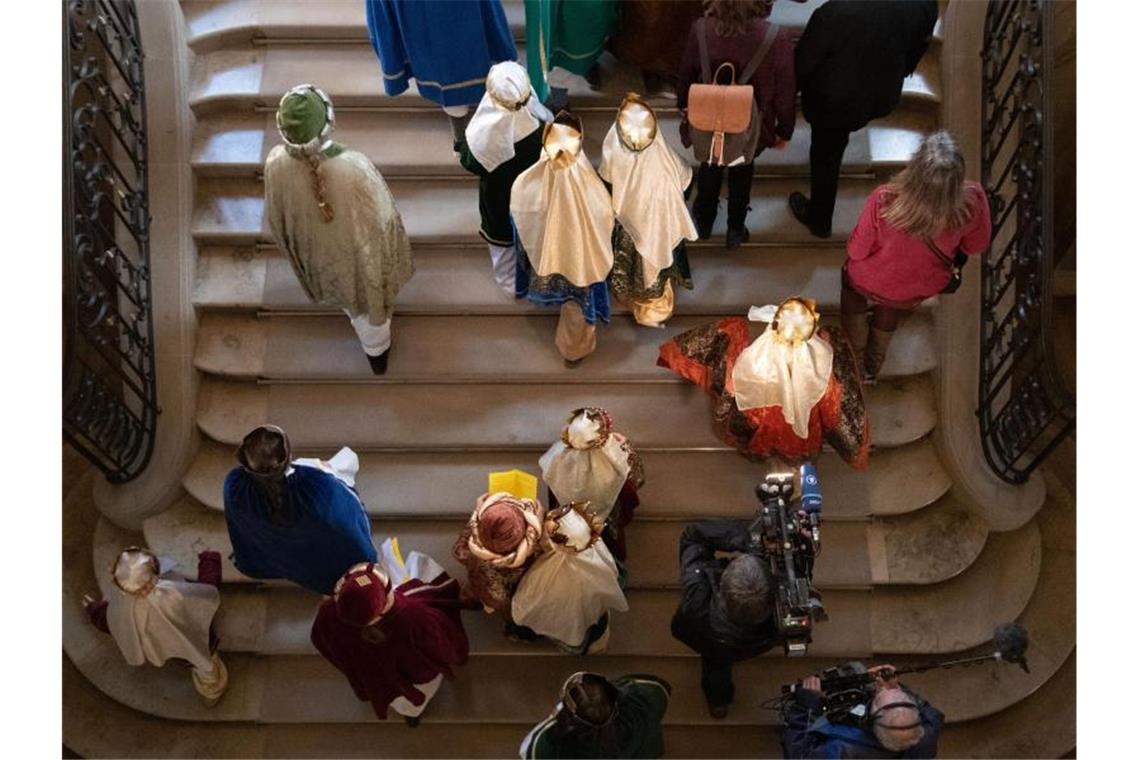 Sternsinger und Sternsingerinnen gehen zu einem traditionellen Empfang im Neuen Schloss. Foto: Marijan Murat/dpa/Archivbild