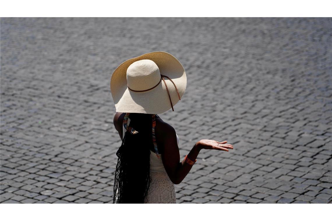 Stilvoll und entspannt: Ein sonniger Tag auf den gepflasterten Straßen in Italiens Hauptstadt.