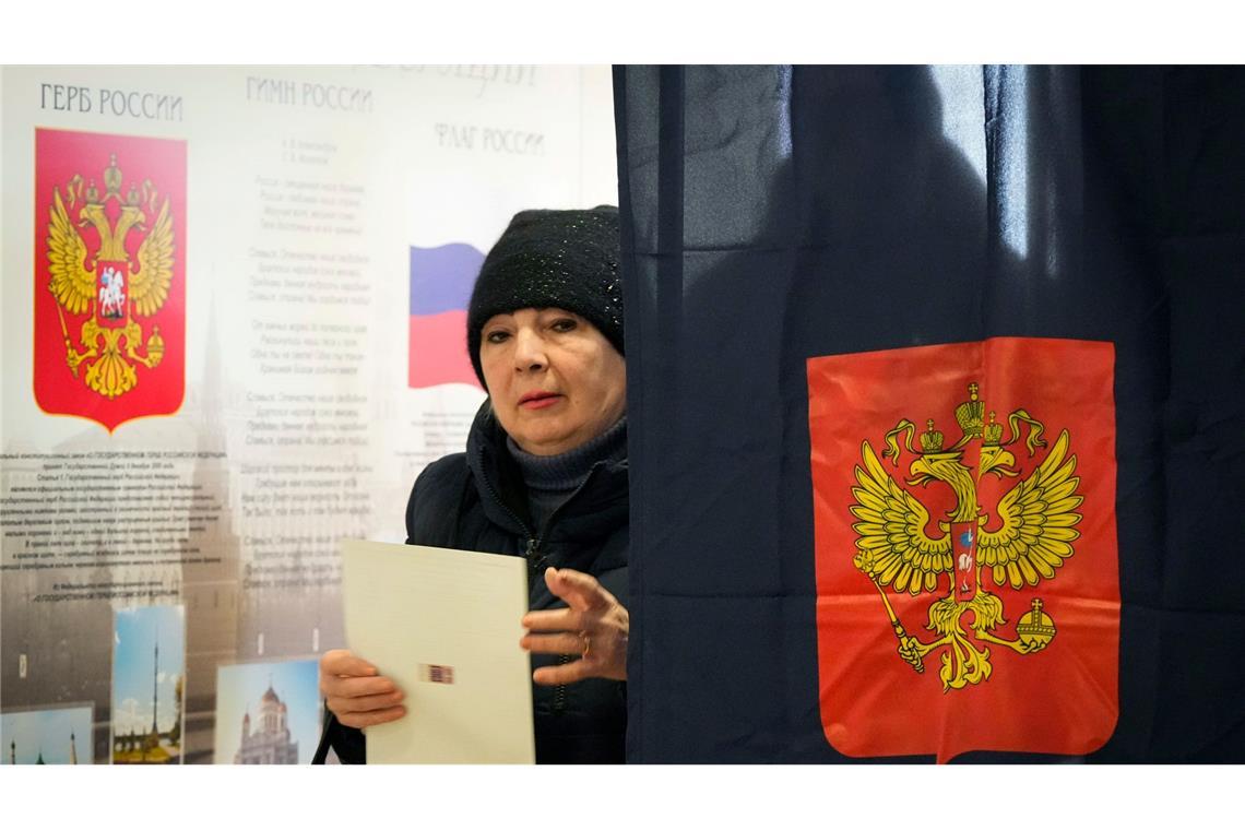 Stimmabgabe in einem Wahllokal in St. Petersburg.