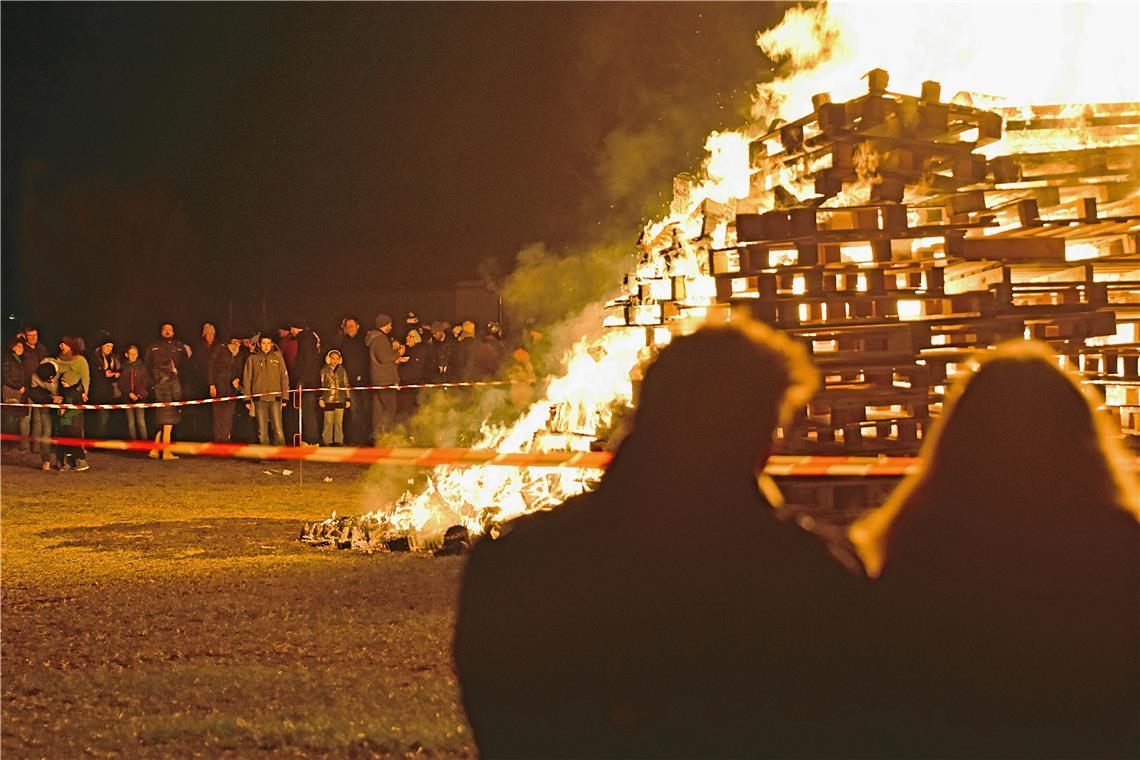 Stimmungsvoll lodern die Flammen in die eiskalte Nachtluft. Foto: Tobias Sellmaier