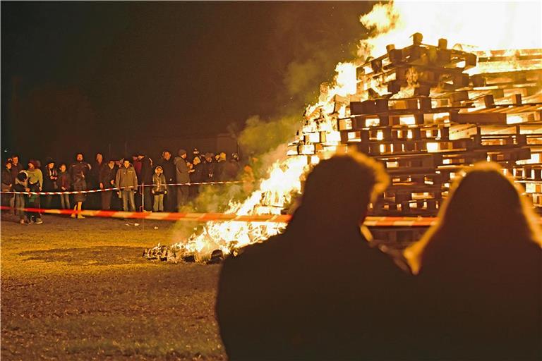 Stimmungsvoll lodern die Flammen in die eiskalte Nachtluft. Foto: Tobias Sellmaier