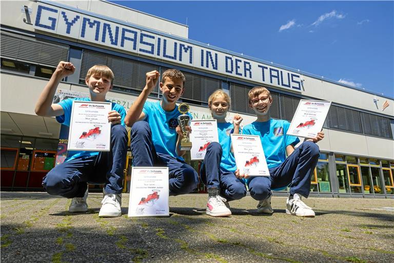 Stolze Preisträger: Ole Schwaderer, Luka Radenkovic, Lana Radenkovic und Jonas Mayer (von links). Foto: Alexander Becher