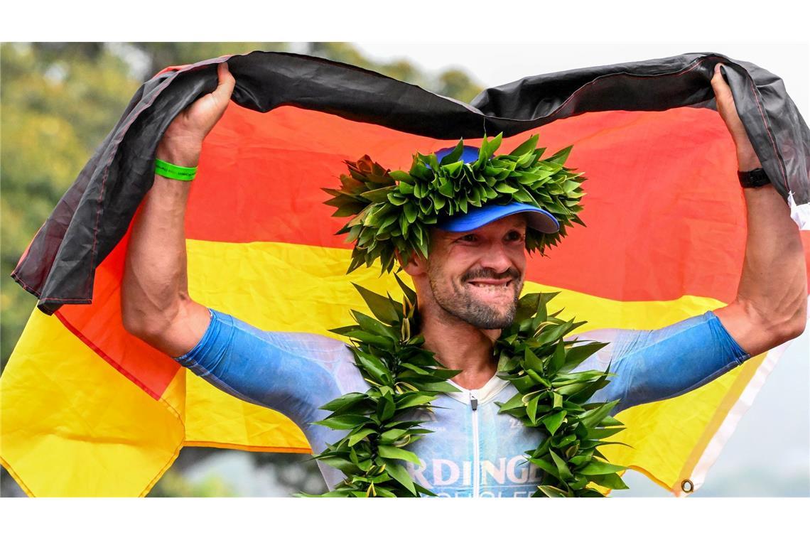 Stolzer Sieger: Patrick Lange gewinnt den Ironman auf Hawaii und jubelt.