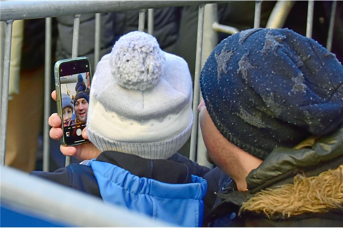 Stolzes Finisher-Selfie im Ziel beim Bambinilauf. Silvesterlauf 2024 in Backnang...