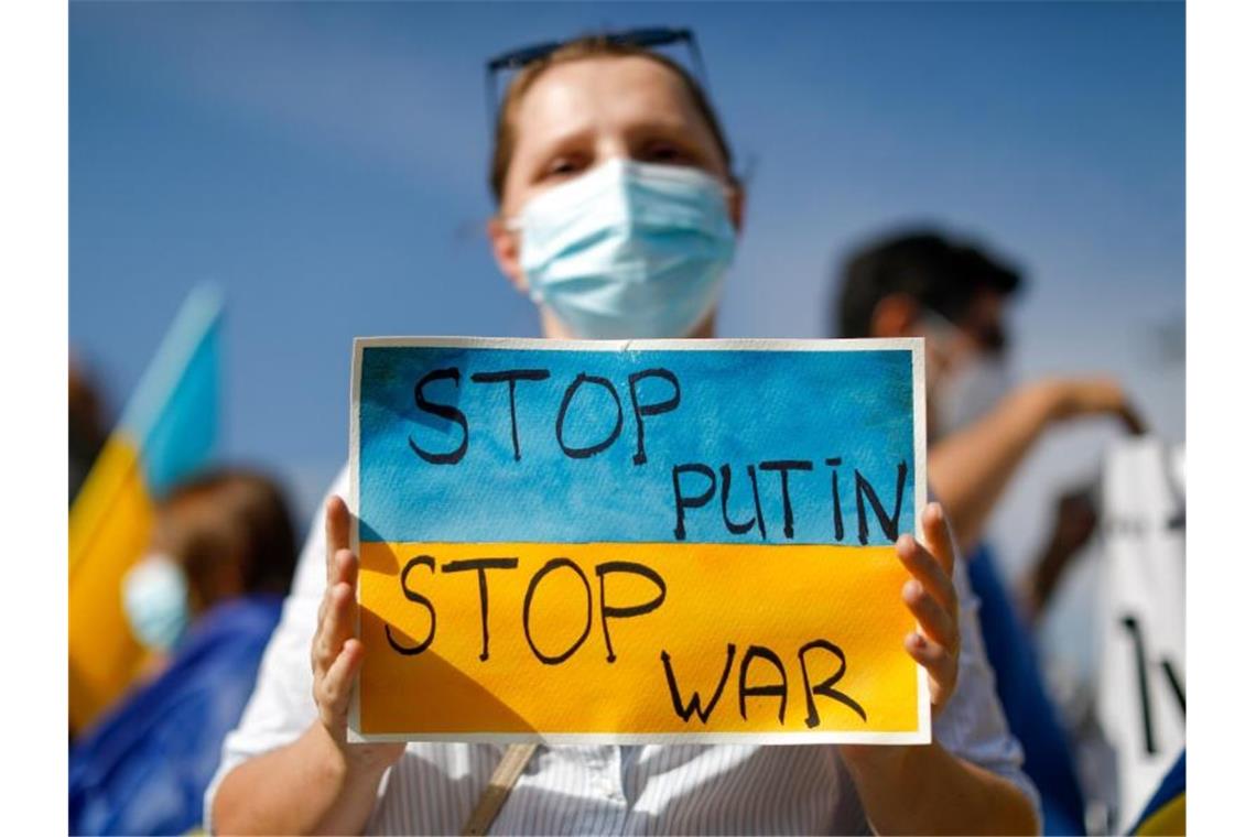 „Stop Putin - Stop War“, steht auf dem Plakat einer Demonstrantin in Chile. Foto: Marcos Zegers/Agencia Uno/dpa