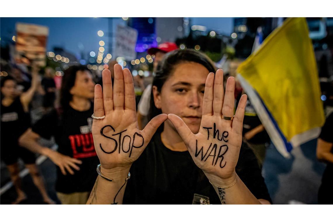 "Stop the War" während einer Kundgebung in Tel Aviv.