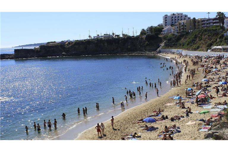 Strände wie der von Sao Pedro do Estoril in Portugal sind bei Touristen stark gefragt.