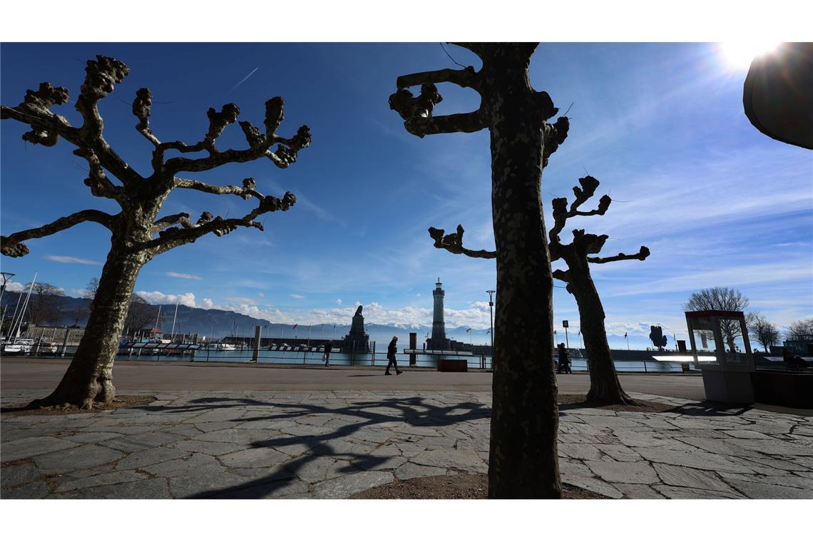 Strahlend blauer Himmel über Lindau am Bodensee.