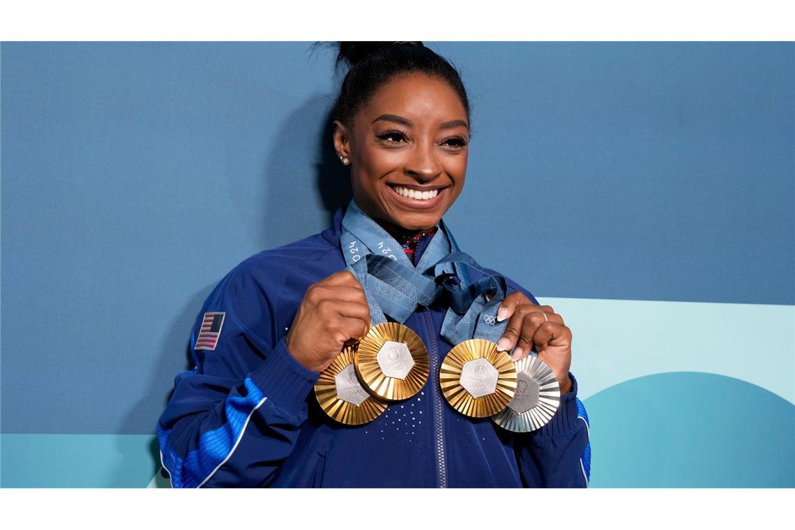 Strahlend präsentiert Turnerin Simone Biles aus den USA nach dem Finale im Einzelgeräteturnen der Frauen bei Olympia in Paris ihre Medaillensammlung.