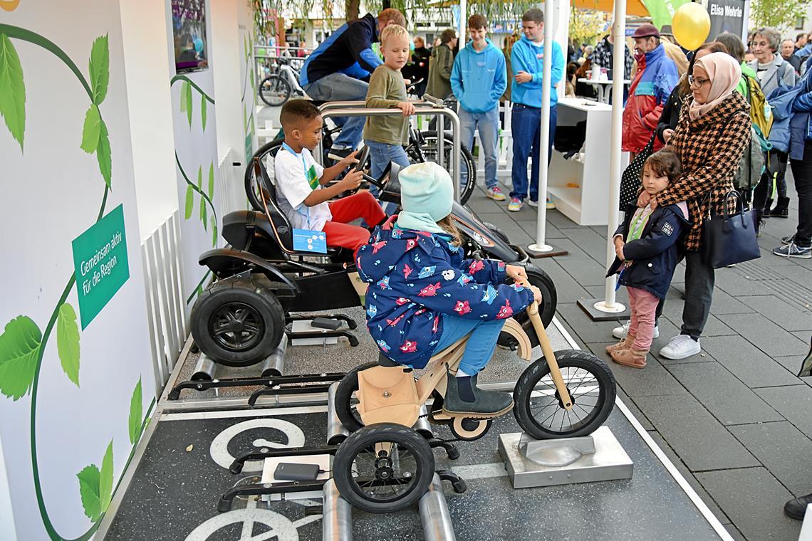 Strampeln für eine guten Zweck auf Dreirad, Gokart und Fahrrad im Süwag-Energiegarten.