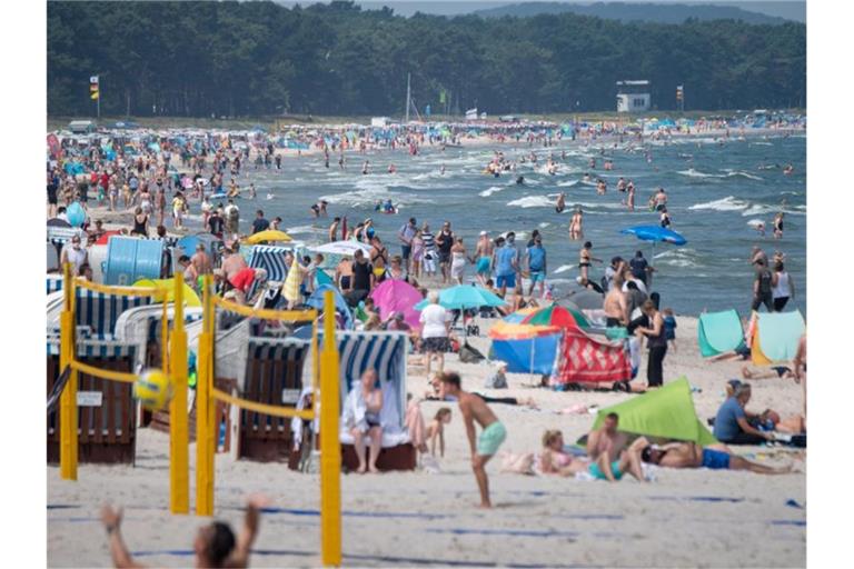 Strandbesucher haben sich an der Ostsee eingefunden. Foto: Stefan Sauer/dpa/Symbolbild