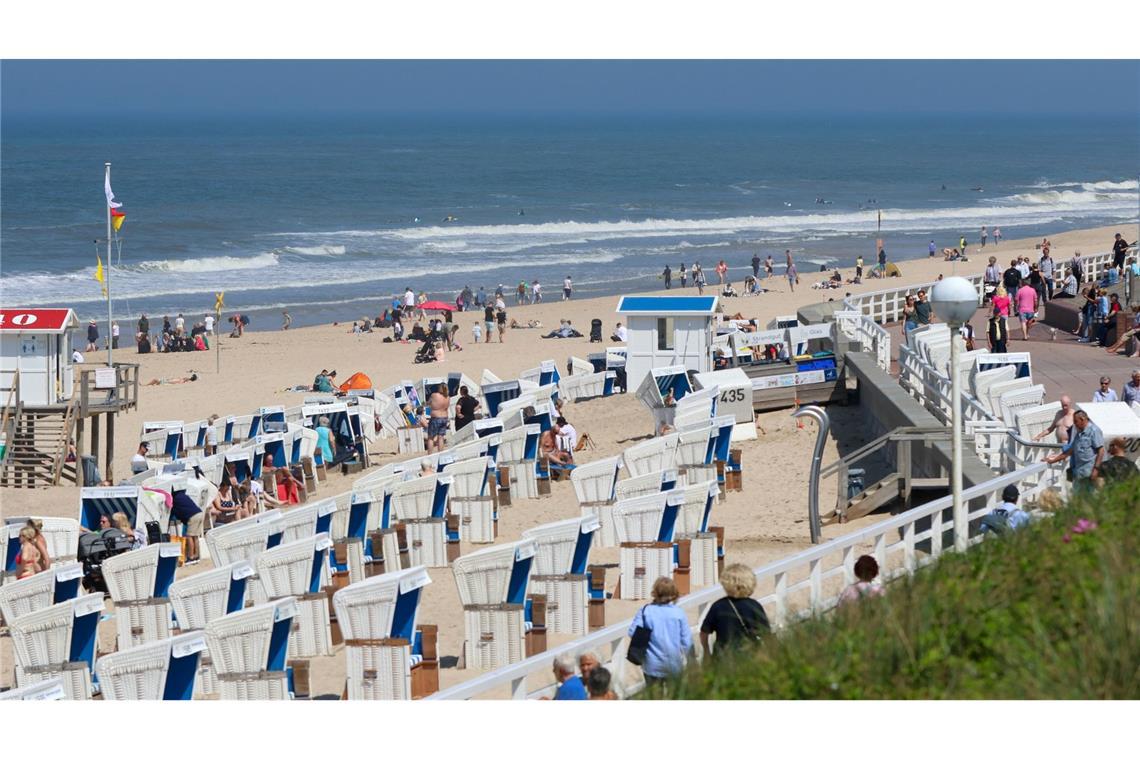 Strandkörbe am Strand von Westerland: Bei Übernachtungen von Reisenden aus dem Inland gab es im April ein deutliches Minus, bei ausländischen Gästen dagegen ein leichtes Plus.