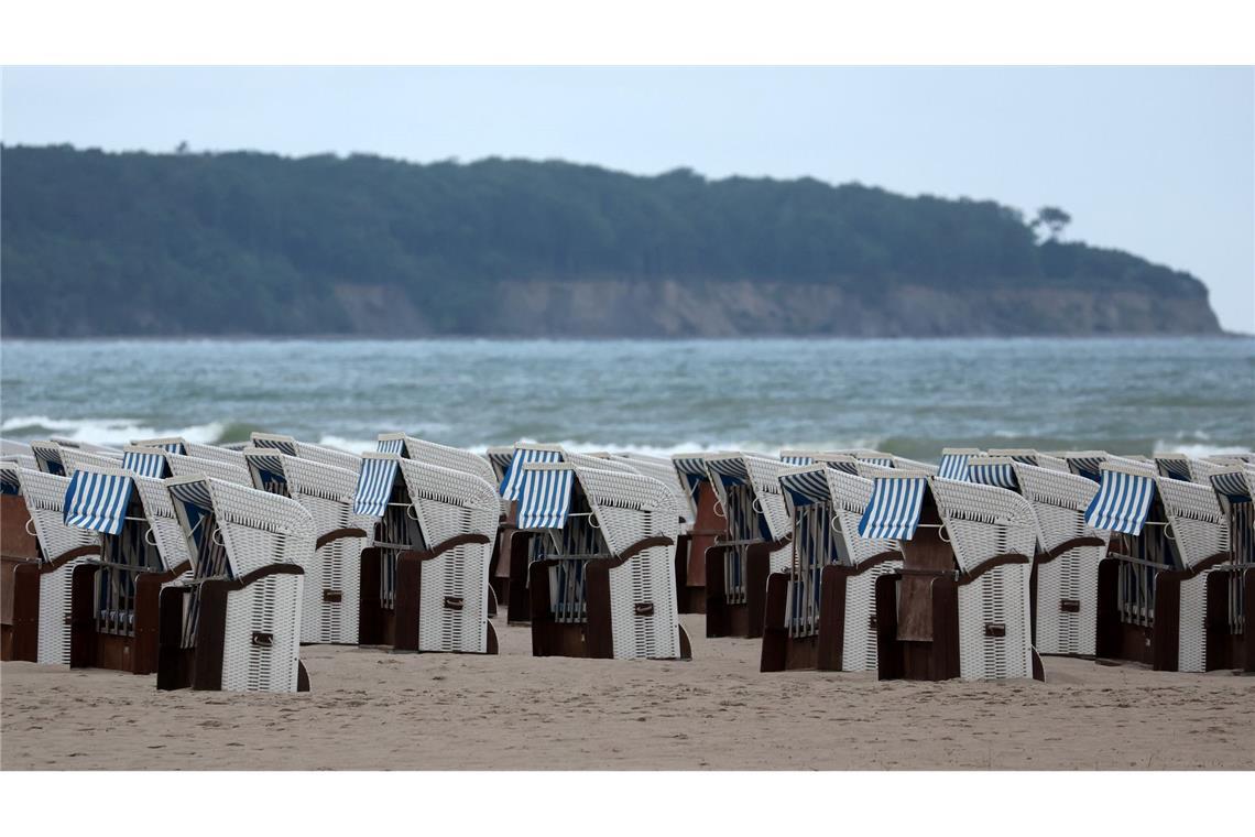 Strandkörbe stehen schon am frühen Morgen im Ostseebad Warnemünde (Mecklenburg-Vorpommern)für Gäste bereit.