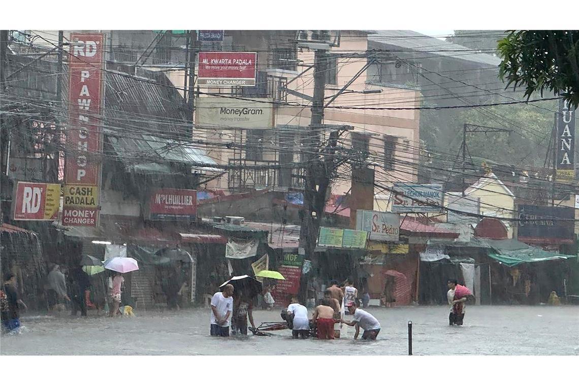 Straßen in Manila haben sich in Flüsse verwandelt.