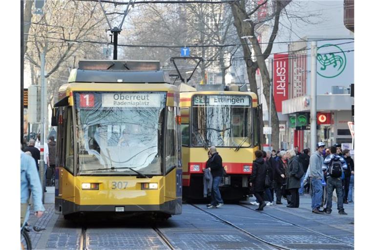 Straßenbahnen fahren durch die Fußgängerzone in der Karlsruher Innenstadt. Foto: picture alliance /dpa/Archivbild