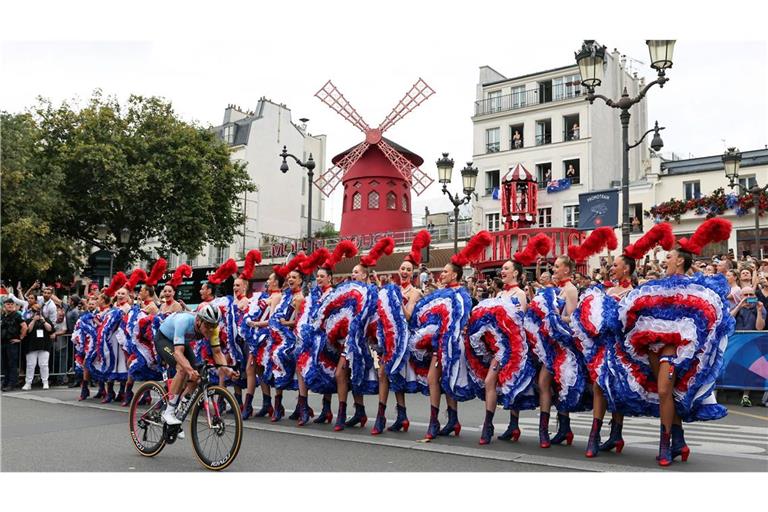 Straßenrennen vorbei am am Moulin Rouge: der Berlgier Remco Evenepoel ist auf dem Weg ins Ziel zum Olympia-Sieg.