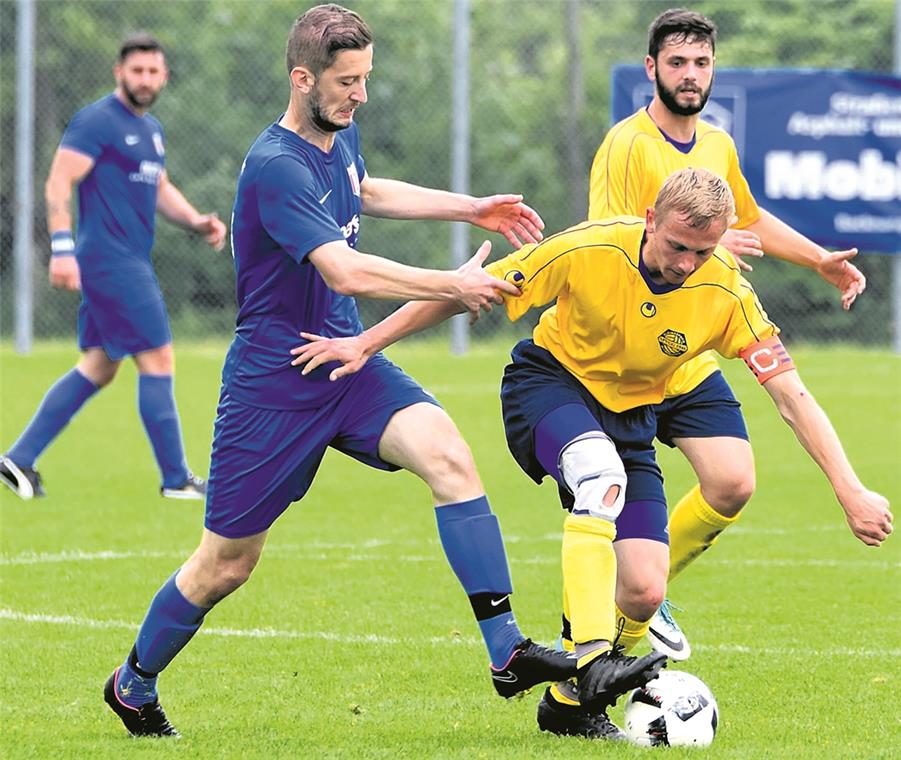 Streben mit den Aufsteigern den Ligaverbleib an: Arbenit Kryeziu (links) vom Großen Alexander Backnang und Jochen Knoll von der Spvgg Kleinaspach/Allmersbach.