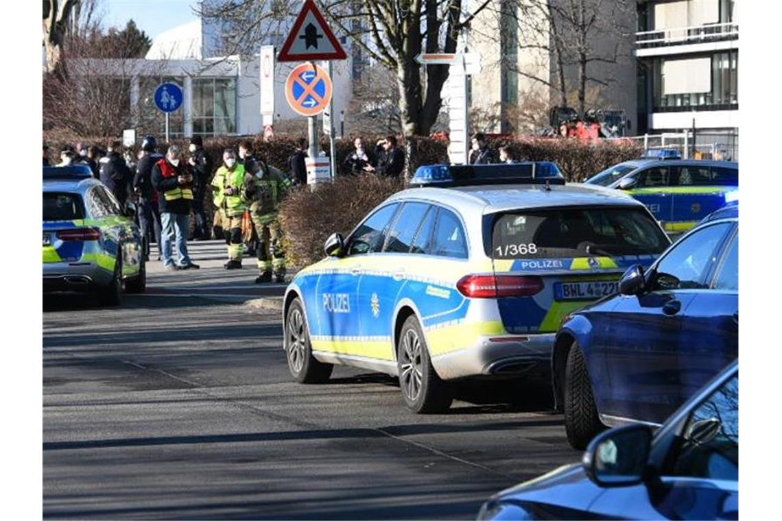 Streifenwagen stehen auf dem Gelände der Universität Heidelberg. Foto: R.Priebe/Pr-Video/dpa