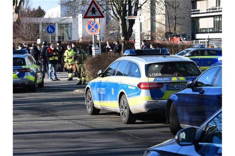 Streifenwagen stehen auf dem Gelände der Universität Heidelberg. Foto: R.Priebe/Pr-Video/dpa