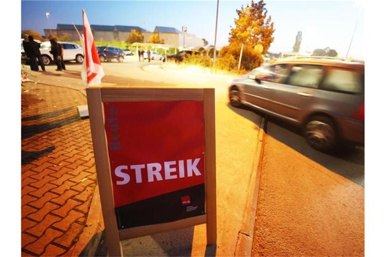 „Streik“ steht auf einem Schild neben der Straße. Foto: Bodo Schackow/dpa-Zentralbild/dpa/Archiv