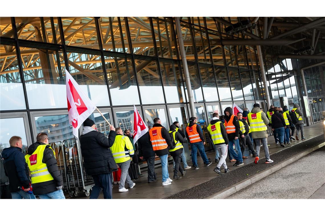 Streikende demonstrieren am Morgen am Flughafen Hamburg.