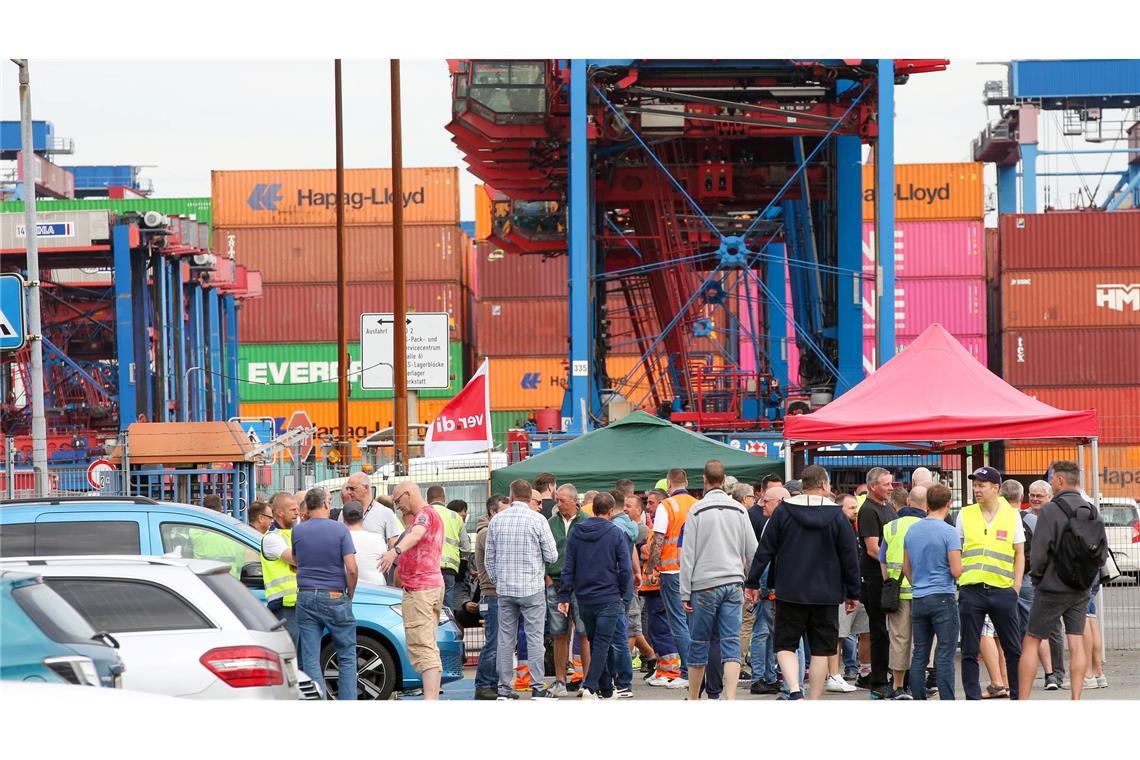 Streikende stehen am Containerterminal Burchardkai im Hamburger Hafen zusammen.