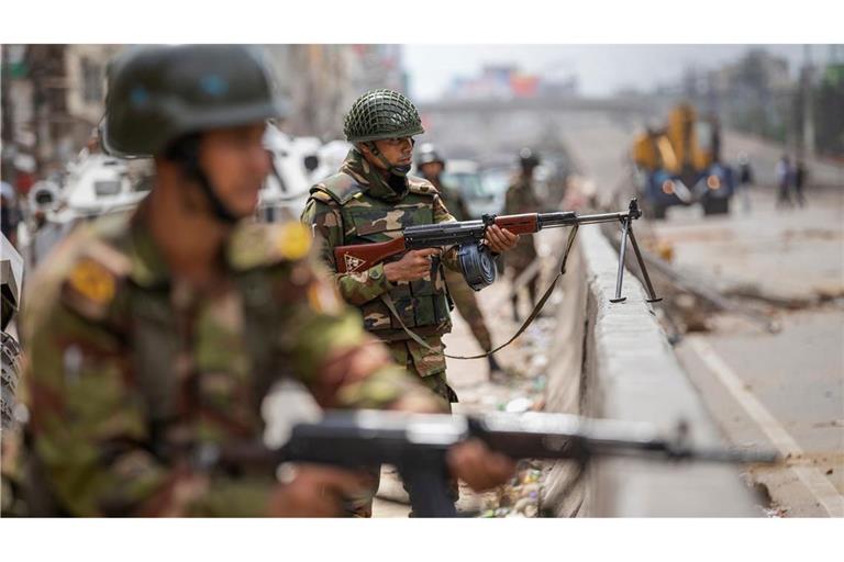 Streitkräfte stehen Wache in der Hauptstadt Dhaka