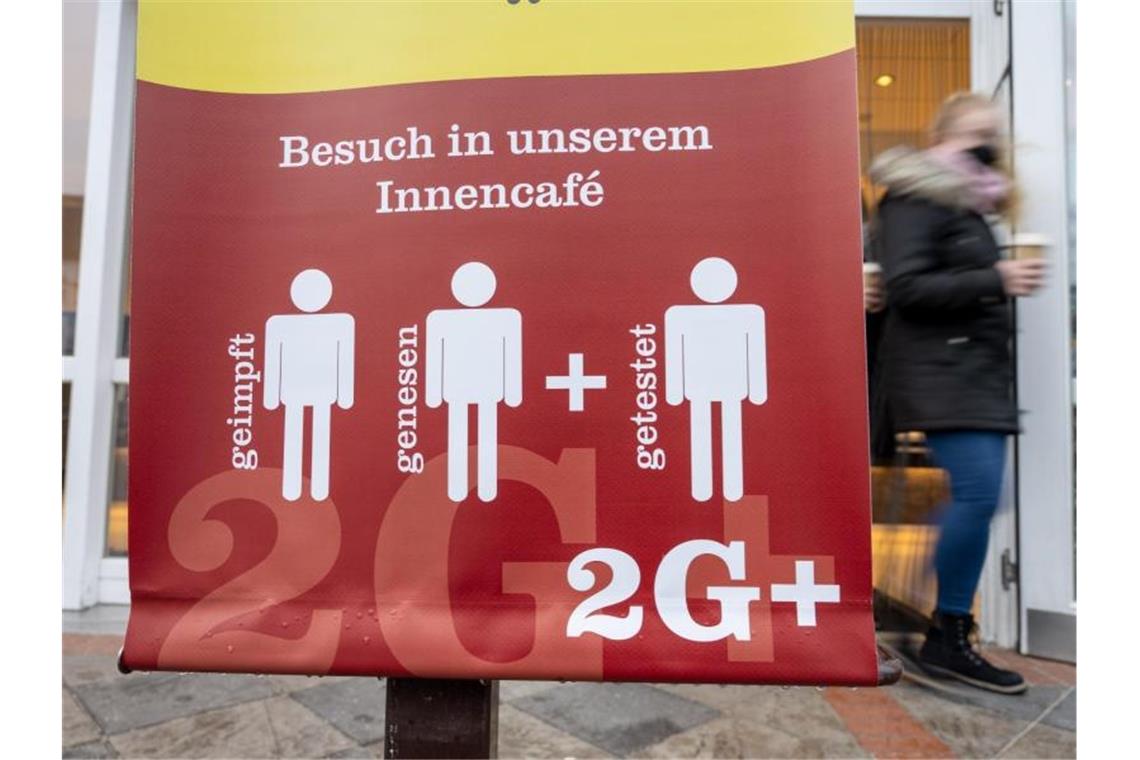 Neue Maßnahmen gegen Omikron stehen an Strengere Regeln wie 2G plus könnten die Omikron-Welle eindämmen. Foto: Stefan Sauer/dpa/Symbolbild