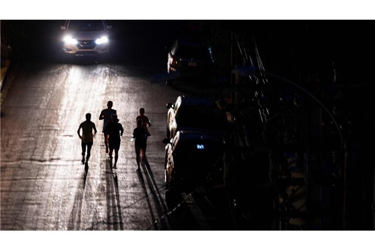 Stromausfall auf Puerto Rico: Jogger machen Sport im Dunklen in der Stadt San Juan.