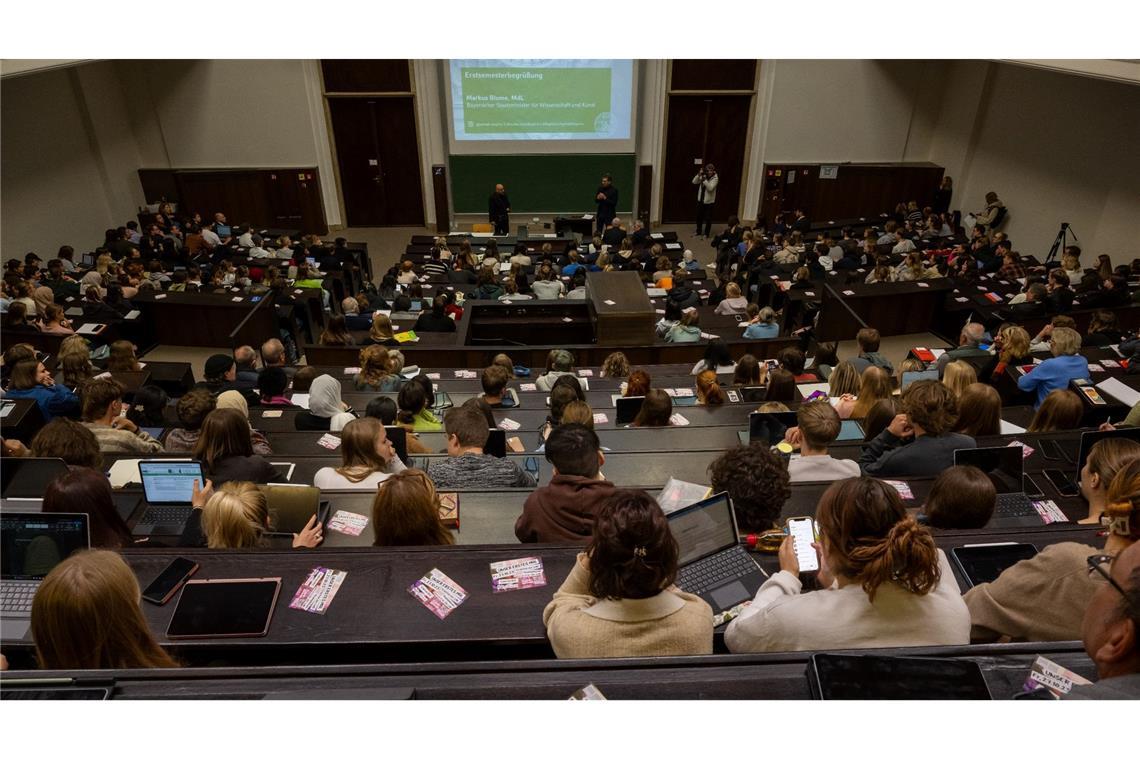 Studenten bei der Einführungveranstaltung im Audimax der Ludwig-Maximilians-Universität im vergangenen Oktober.