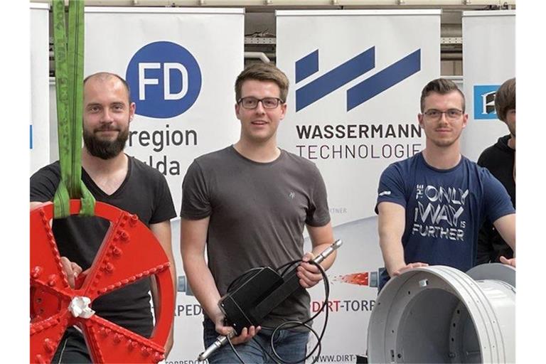 Studenten des Teams „Dirt Torpedo“ präsentieren die Komponenten für die neue Tunnelbohrmaschine. Foto: DHBW Mosbach/dpa