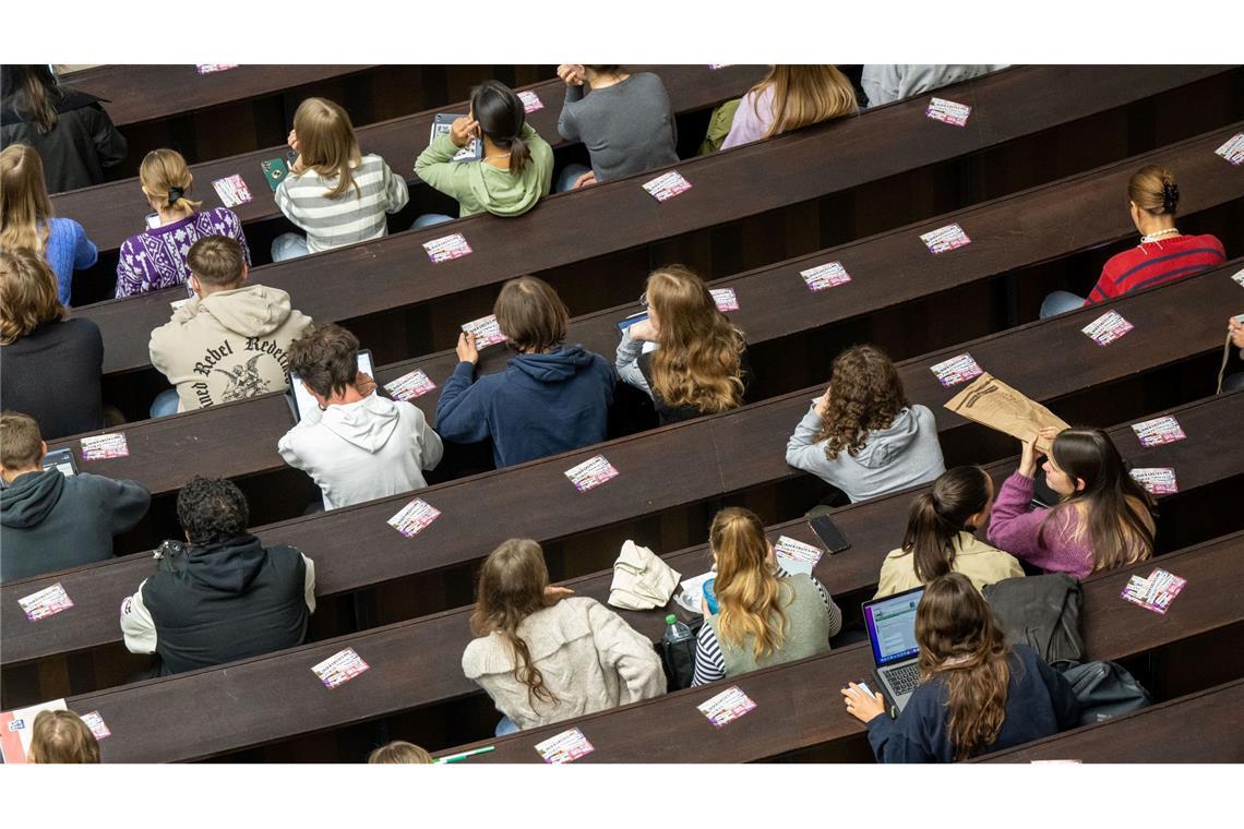 Studenten nehmen an der Einführungveranstaltung im Audimax der Ludwig-Maximilians-Universität teil.