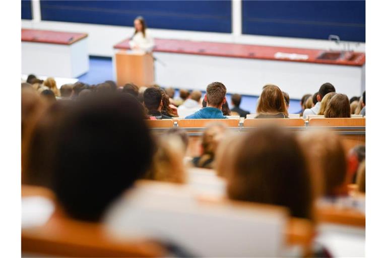 Studenten sitzen im Hörsaal einer Universität. Foto: Uwe Anspach/dpa/Symbolbild